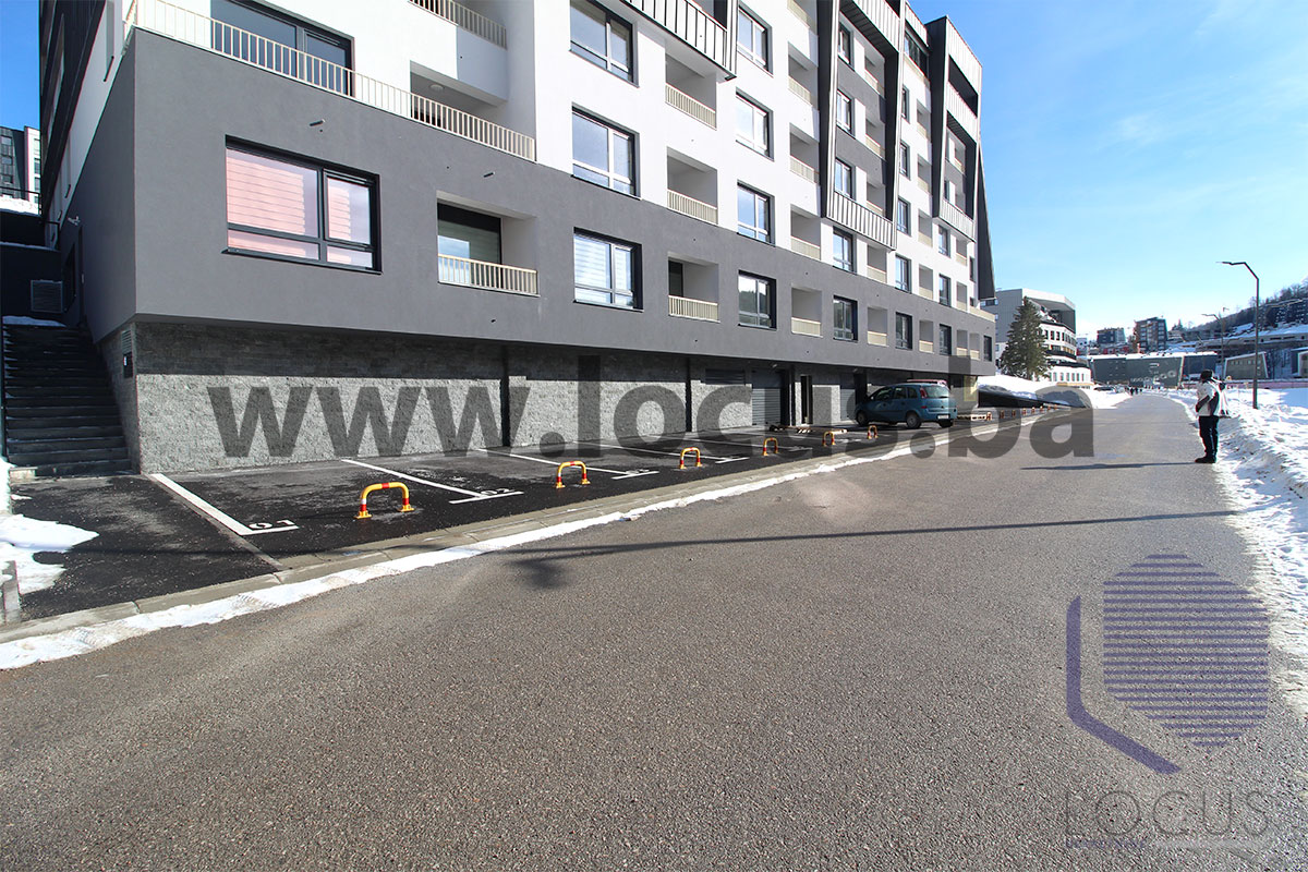 3.Parking prostor ispred objekta.jpg